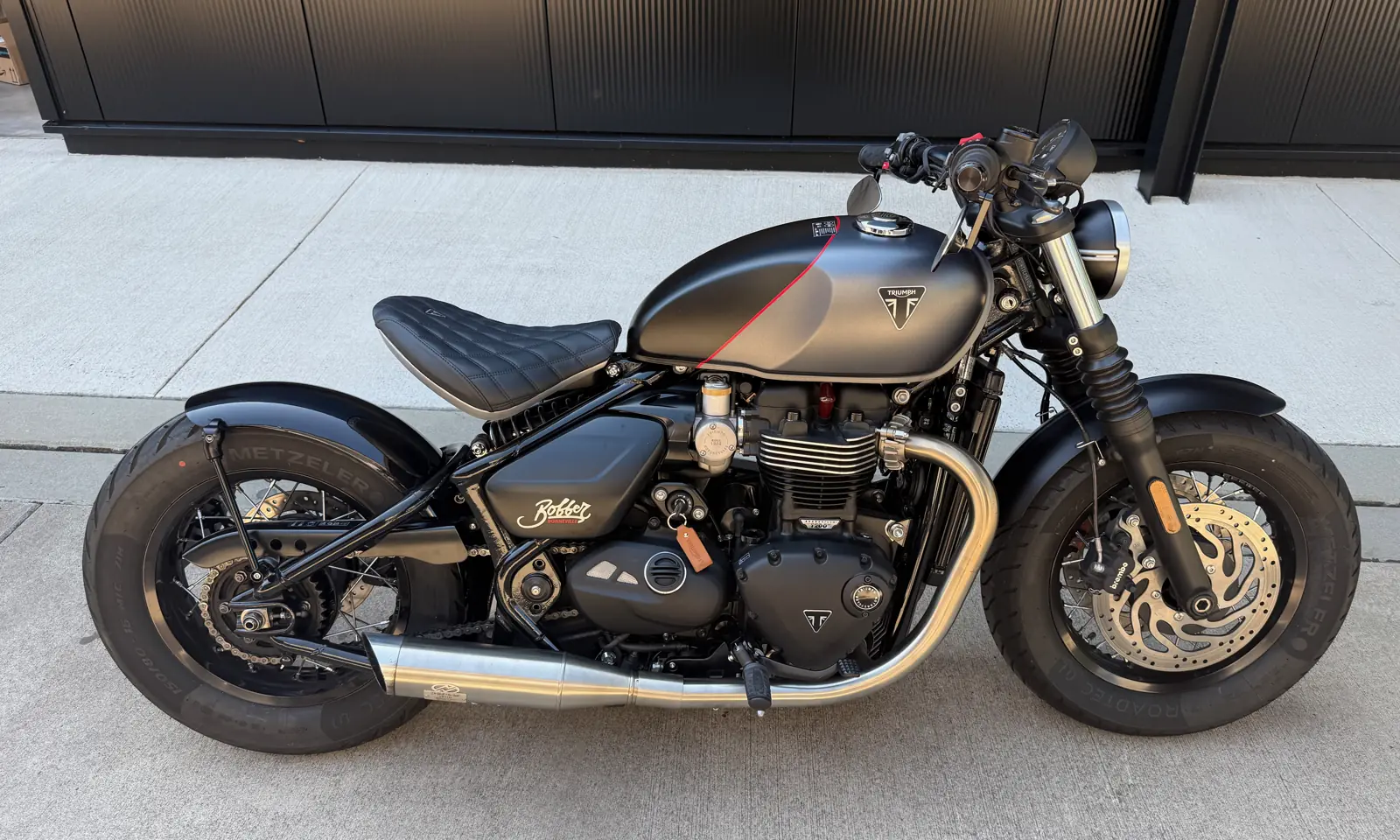 Umgebaute Triumph Bobber in mattem Schwarz und Bronze