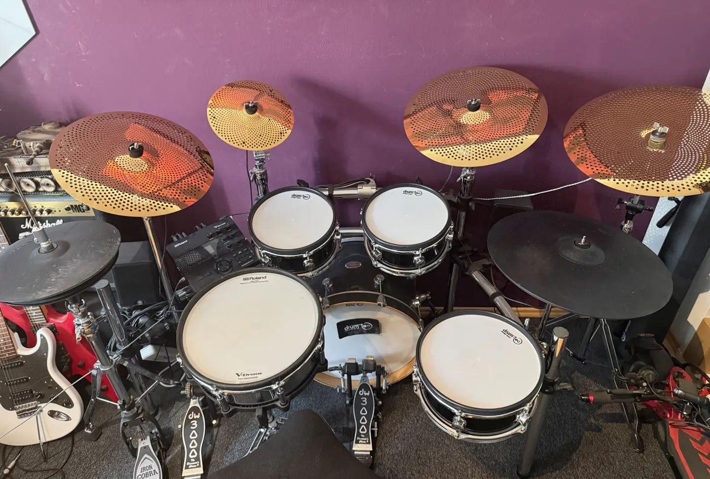 Jaimys echtes E-Drum-Set vor der lila Wand