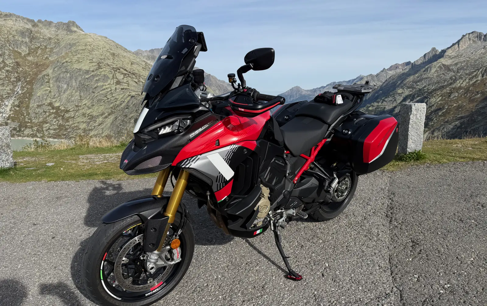 Ducati Multistrada V4 Pikes Peak in Rot und Schwarz vor Alpengipfeln