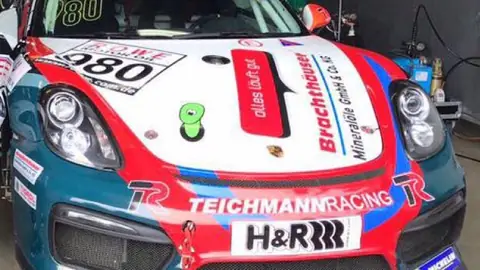 Porsche Cayman GT4 Rennwagen in der Box